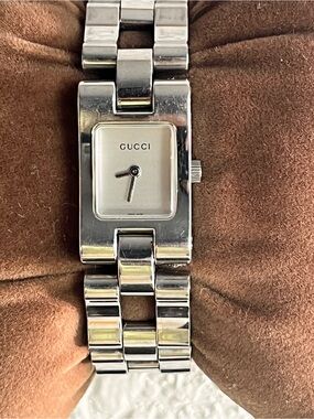 GUCCI 2305L stainless steel ladies watch.